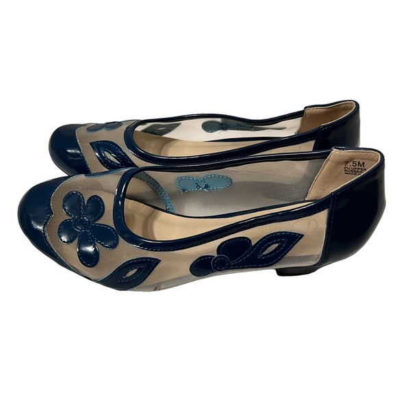 Beacon Fashion and Fit Blue Floral with See Through Mesh Shoes Size 7.5 - Picture 3 of 7